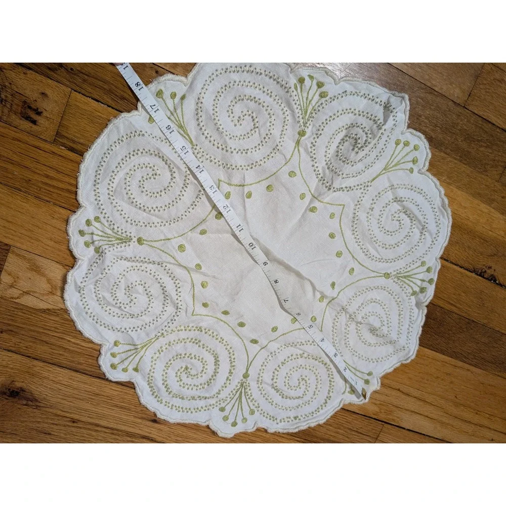 Vintage Round Linen Doily‎ Green Embroidered Spiral Scalloped Edge 18 Inch White